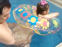 時間を止める超能力があるおじさんがHotelのプールで泳ぐ美女たちを静止させて好き放題しちゃう禁断の中出しセックス erovideo女性のための無料アダルト動画